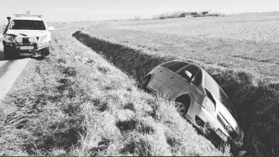 Automobilist belandt in sloot door gladheid