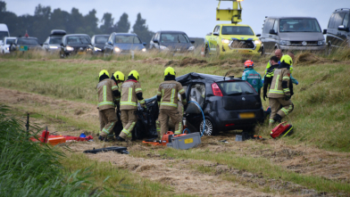 Vrouw uit auto bevrijd na ongeluk N57, weg afgesloten