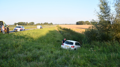 Auto in sloot N61 Hoek, één gewonde