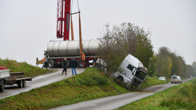 Vrachtwagen krijgt bocht niet aangeremd Rilland