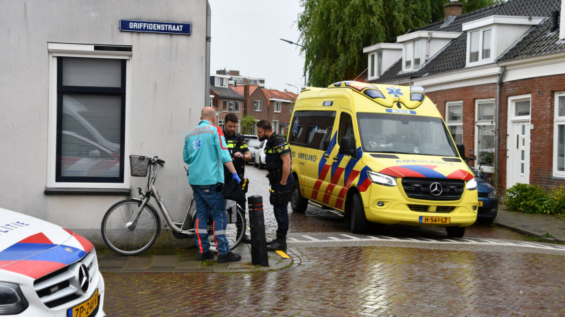 De gewonde fietsster is naar het ziekenhuis gebracht.