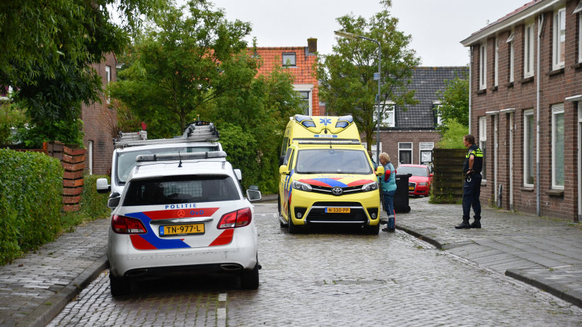 De scooterrijdster is naar het ziekenhuis vervoerd.