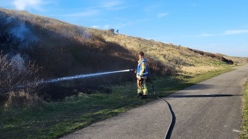 Met een straal hogedruk was de brand snel onder controle.