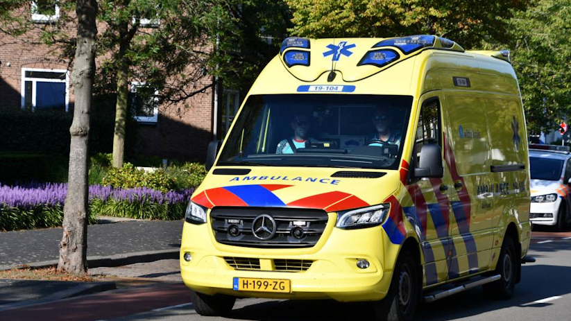 Volgens de politie is de gewonde naar het ziekenhuis gebracht.