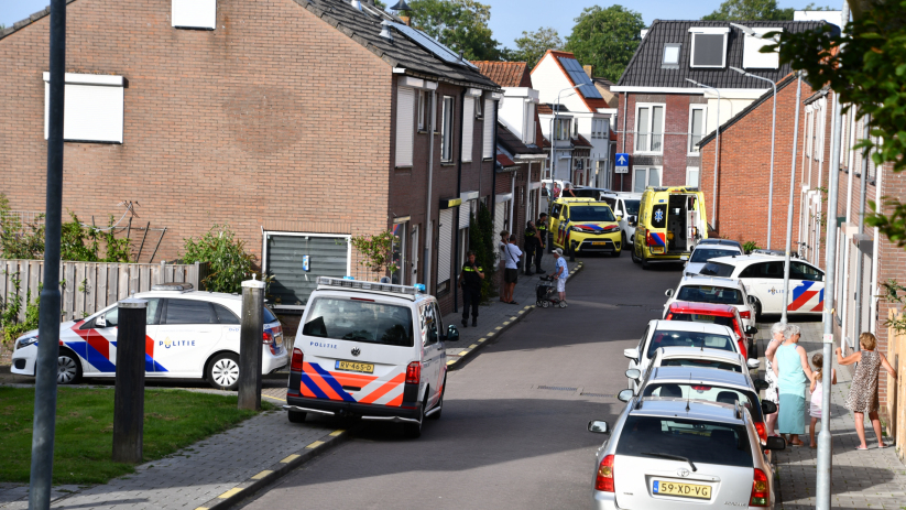 Meerdere hulpdiensten werden ingezet om de gewonde man te helpen.