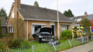 Auto rijdt tegen gevel van woning in Heinkenszand