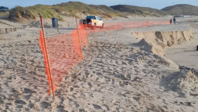 Harde wind en hoog water veroorzaken zandkliffen bij Zoutelande