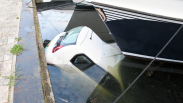 Auto te water jachthaven Brouwershaven