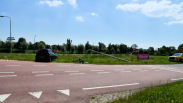 Automobilist rijdt lantaarnpaal om Noordgouwe