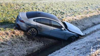 BMW in sloot naast A58 Rilland, één gewonde