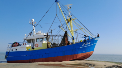 Viskotter strandt op strand Nieuwvliet