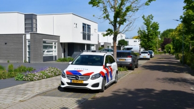 Auto opgeblazen, politie doet buurtonderzoek