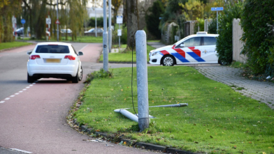 Automobilist rijdt lantaarnpaal omver in Middelburg