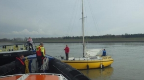 KNRM sleept zeiljacht naar jachthaven