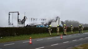 Aanhanger vrachtauto AH volledig in brand