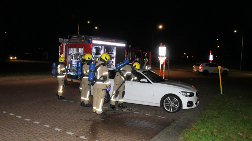 De auto liep aanzienlijke schade op door het vuurwerk.