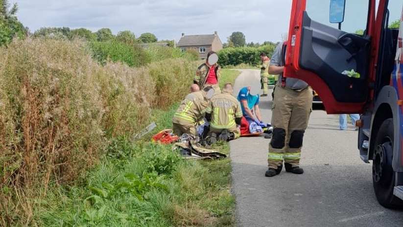 De man is door de brandweer uit de sloot geholpen.