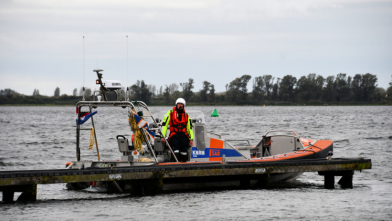 Windsurfer in de problemen op het Veerse Meer