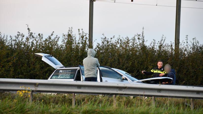 Beide voertuigen stonden tegen de middengeleider.