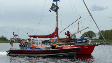 KNRM schiet jacht te hulp op Veerse Meer bij Veere