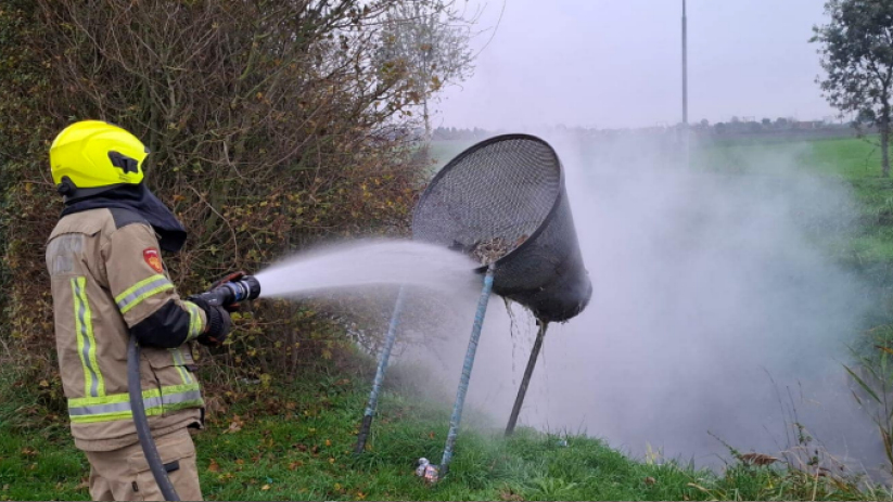 De brand woedde in een afvalkorf.