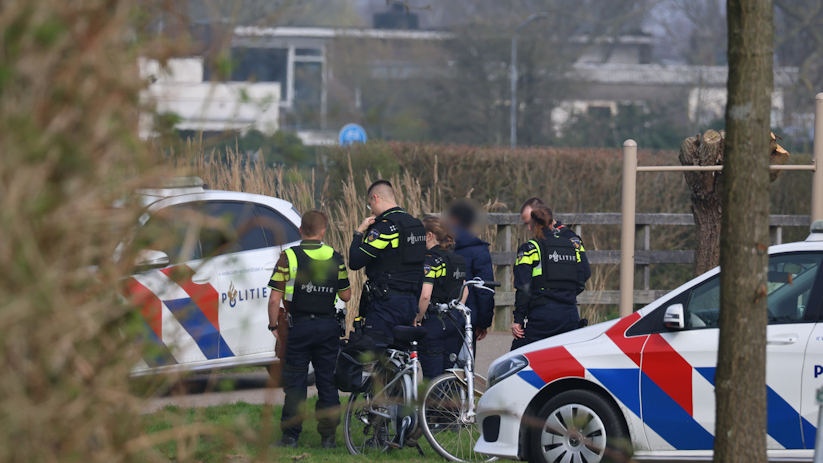 De politie heeft het nepvuurwapen in beslag genomen.