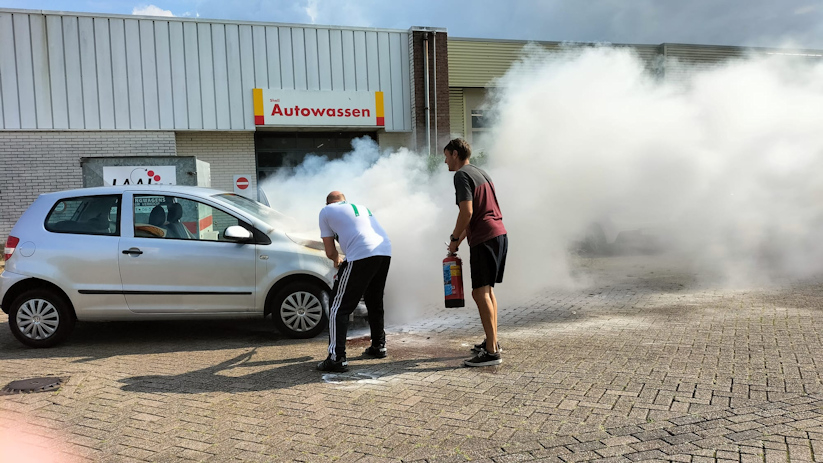 De brand woedde onder de motorkap van het voertuig.