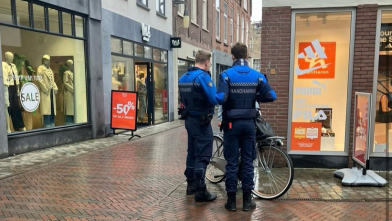 Fietsers beboet in het voetgangersgebied van Goes