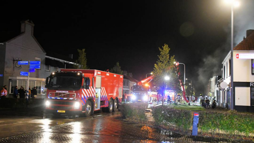 De onwel geworden brandweerman is naar het ziekenhuis gebracht,