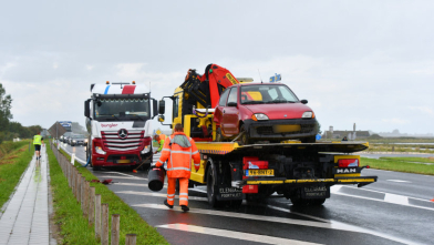 Vrachtwagen en auto in botsing op N59 Kerkwerve