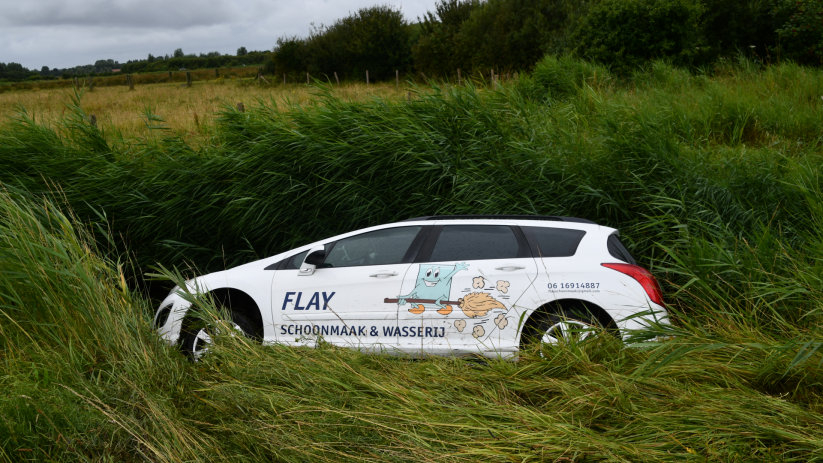 De auto belandde in de sloot in de buurt van Renesse.