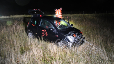 Auto schiet van N57 bij Burgh-Haamstede