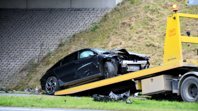 Auto rijdt van viaduct Tractaatweg bij Axel