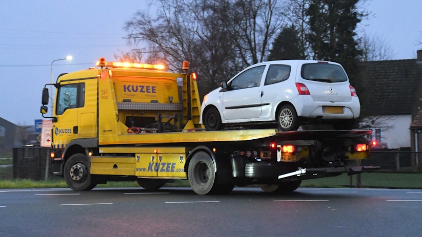 De auto werd opgehaald door bergingsbedrijf Kuzee.