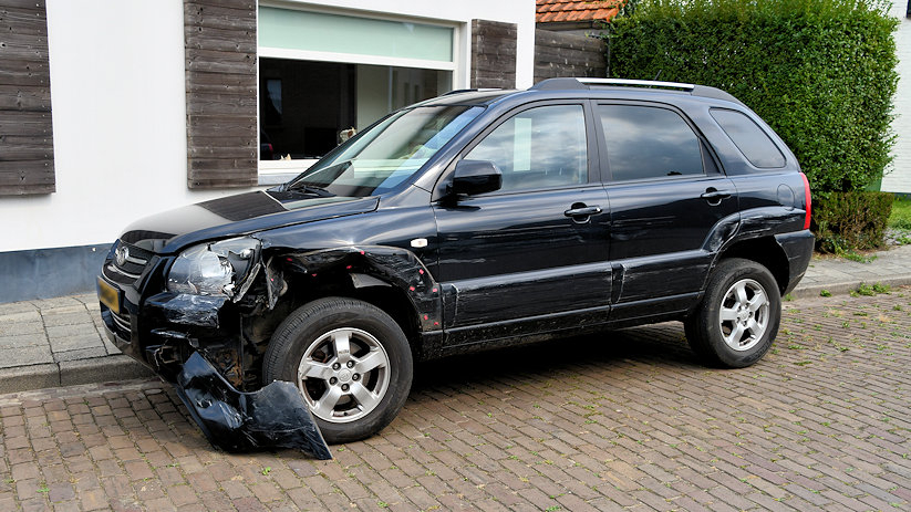 Vijf auto's raakten beschadigd.