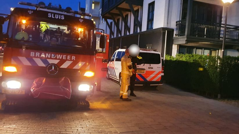 De brandweer heeft het betreffende appartement geventileerd.