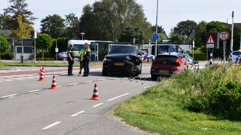 Beide auto's liepen aanzienlijke schade op.