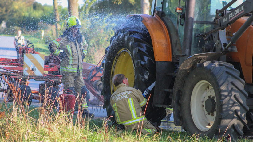 De brand woedde aan de achterzijde van een tractor.