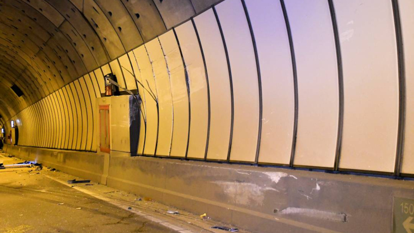 De crash van de tankwagen zorgde voor flinke schade aan de tunnel.