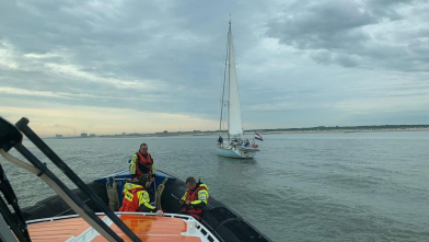 KNRM vaart twee keer uit voor zeiljachten met problemen