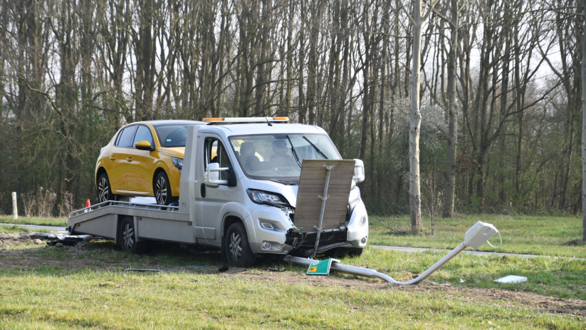 De bestuurder van de autolance is naar het ziekenhuis gebracht,