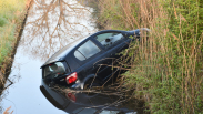Auto in sloot Hoofdplaatseweg Biervliet