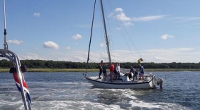 Jacht aan de grond op Veerse Meer