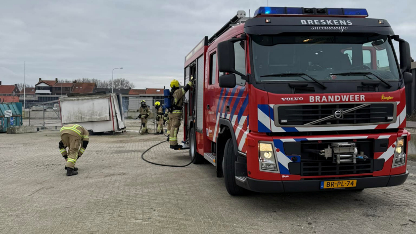 De brand is geblust met een straal hogedruk.