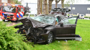 Auto crasht tegen boom in Terneuzen