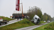 Vrachtwagen krijgt bocht niet aangeremd Rilland