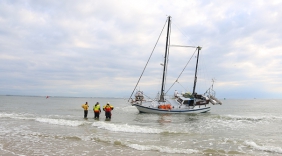 Jacht strand Dishoek losgetrokken