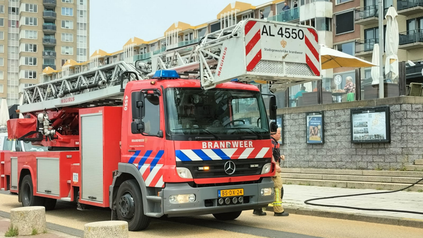 De brand woedde op het dak van het hotel.