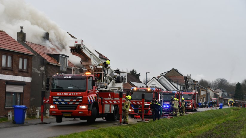 De brandweer heeft opgeschaald naar zeer grote brand.