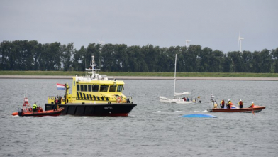 Bootje slaat om op Oosterschelde, opvarenden gered